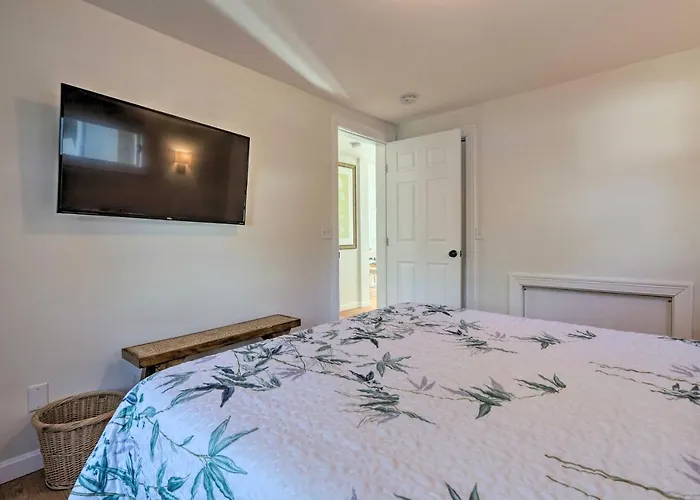 Kayaks, Deck & Pond Access: Rhode Island Retreat!