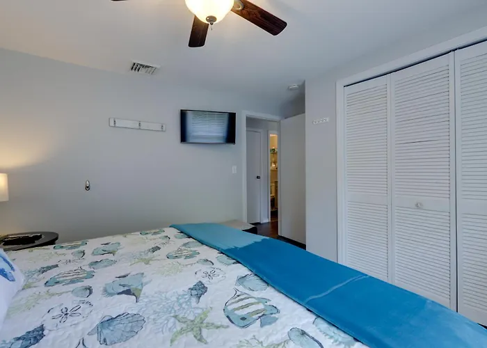 Coastal Getaway W/ Porch, 2 Mi To Niantic Beach!
