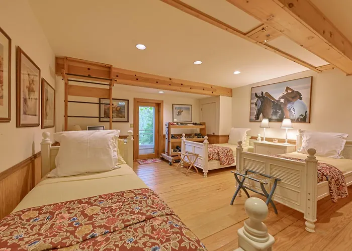 20-Acre Hamptons Nature Escape W/ Hot Tub & Pool
