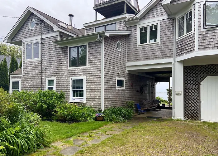Kayaks, Deck & Pond Access: Rhode Island Retreat!